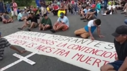 Migrantes de la caravana protestan frente a sede del INM en Huixtla Migrantes de la caravana protestan frente a sede del INM en Huixtla