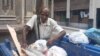 Un anciano busca entre la basura en una calle de La Habana. (Cortesía: Carlos Milanés)