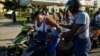 Las motorinas se volvieron muy populares en Cuba como una solución a la crisis del transporte. (YAMIL LAGE / AFP)