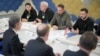 El presidente ucraniano, Volodymyr Zelenskyy, habla con el secretario de Estado de EEUU, Antony Blinken, en la reunión anual del Foro Económico Mundial en Davos, Suiza, el martes 16 de enero de 2024. (Foto AP/Markus Schreiber)