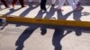 Cubanos que fueron expulsados de EEUU y enviados de regreso a México caminan cerca del puente fronterizo internacional Lerdo Stanton, en Ciudad Juárez (REUTERS/José Luis González)