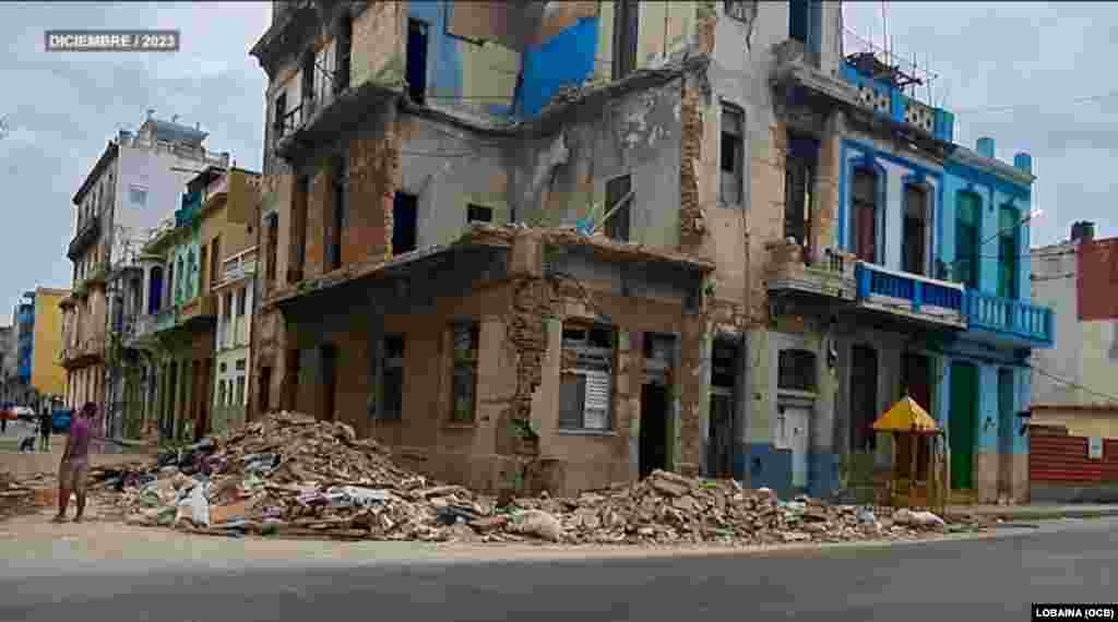 El mal estado constructivo de muchas edificaciones, tras años sin recibir mantenimiento, hace que muchas de ellas colapsen. Foto publicada en redes sociales de un derrumbe ocurrido en diciembre de 2023 en La Habana. 