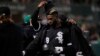 Luis Robert Jr., front celebra un jonrón contra los Atleticos de Oakland, el 30 de junio, en California. (AP/Godofredo A. Vásquez)