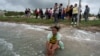 Marbelia Estrada, de 56 años, quien perdió a un hijo y una hija en un barco migrante junto a familiares de otros desaparecidos en el mismo naufragio, en la playa de La Salina, Cuba, el 19 de junio de 2024. REUTERS/Alexandre Meneghini.