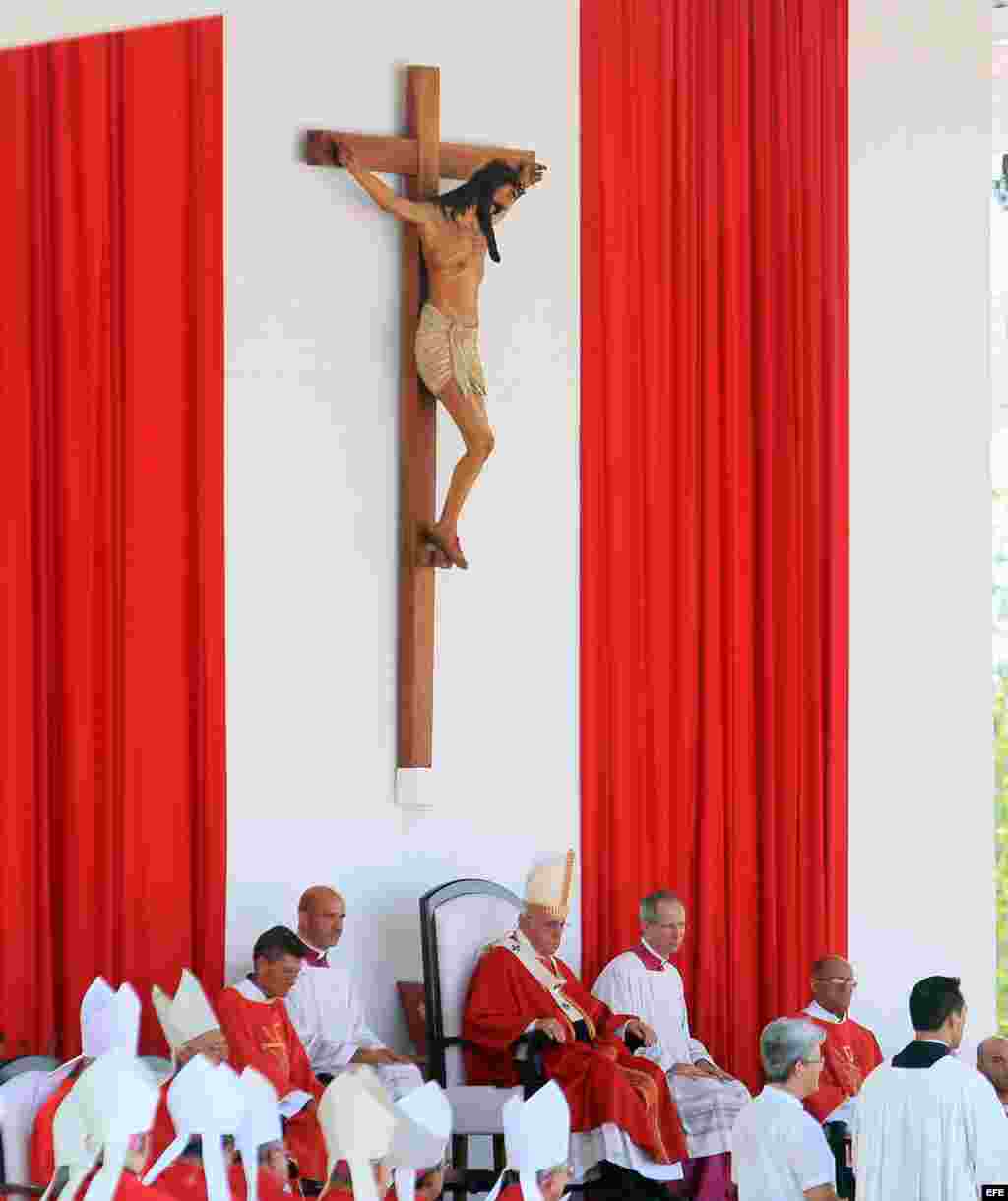 El papa Francisco oficia una misa en Holguín (Cuba). La homilía del papa Francisco fue dirigida principalmente a hablar de la misericordia y tuvo una mención especial para las casas de misión que hay en este territorio, en zonas apartadas y de difícil acceso. Igualmente, habló de la necesidad de "no quedarnos en las apariencias o en lo políticamente correcto".