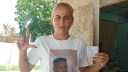 Policía del régimen acosa a mujer que pide libertad para su esposo, preso del 11J Policía del régimen acosa a mujer que pide libertad para su esposo, preso del 11J