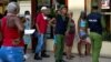 Policías controlan la multitud en una cola para comprar alimentos en La Habana. (Yamil Lage/AFP)