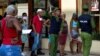 Policías controlan una cola para comprar alimentos en Cuba. YAMIL LAGE / AFP