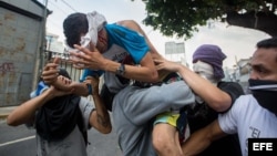 Vista de un hombre herido durante una manifestación el lunes 10 de abril de 2017, en Caracas (Venezuela).