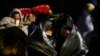 Dos cubanas se entregan a las autoridades de EEUU en busca de asilo tras cruzar la frontera con México, el 3 de noviembre pasado, por Yuma, Arizona. (AP Photo/Gregory Bull)