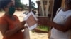 En diferentes partes de Cuba reciben documentos de la Coalición Compromiso Democrático. (Fotos de Leticia Ramos Herrería)