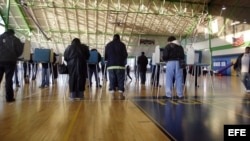 Votantes ejercen su derecho al sufragio en un colegio electoral de Cleveland, Ohio (EE.UU.)