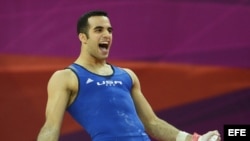 El estadounidense Danell Leyva celebra su medalla de bronce durante la final del concurso múltiple individual de gimnasia artística.