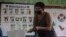Una señora vota en elecciones municipales de Nicaragua. (AP).