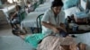 Una doctora chequea la presión sanguínea de una paciente en un hospital de La Habana. (Archivo)