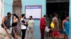 Cubanos esperan en una bodega para comprar alimentos. REUTERS/Natalia Favre