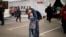 Andrii Fedorov abraza a su hijo Makar en un centro de recepción para personas desplazadas en Zaporiya, Ucrania, el lunes 2 de mayo de 2022. Makar y su madre, Dariia Fedora, huyeron de Mariúpol, donde miles de ucranianos continúan atrapados por la guerra.