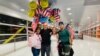 Juan Miguel Fernández (der.) es recibido por su familia en el aeropuerto de Miami. (Foto: Facebook)