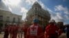 Miembros de la Cruz Roja participan en las labores de búsqueda y rescate del Hotel Saratoga, en La Habana Vieja. (Foto AP/Ismael Francisco)