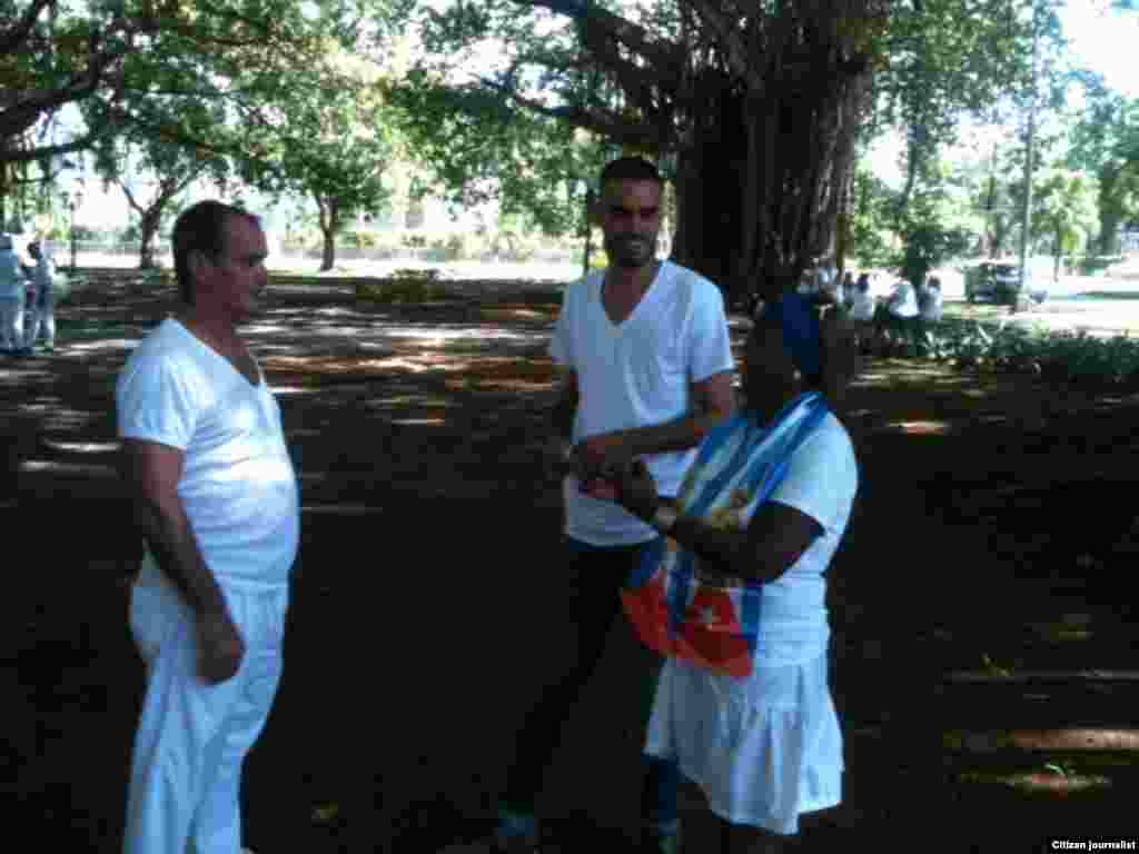 El grafitero cubano Danilo Maldonado, "El Sexto",  junto al opositor José Díaz Silva y una Dama de Blanco.