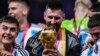 Lionel Messi sostiene la copa, largamente acariciada, tras ganar junto a la selección de Argentina la final del mundial de fútbol, en Lusail, Qatar. (AP Photo/Manu Fernandez)