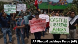 Simpatizantes del depuesto presidente de Perú Pedro Castillo se manifiestan exigiendo su libertad y restitución