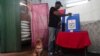 Un hombre vota en las elecciones municipales del domingo en Cuba. (REUTERS/Alexandre Meneghini)