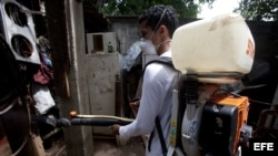 Un trabajador del Ministerio de Salud (MINSA) realiza labores de fumigación en un barrio de Managua (Nicaragua).