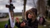 Valentyna Nechyporenko llora en la tumba de su hijo Ruslan, en su funeral, en el cementerio en Bucha, a las afueras de Kiev. (AP/Emilio Morenatti)