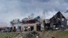 Los bomberos apagan un incendio después de un ataque aéreo en una tienda de neumáticos en Leópolis, Ucrania, este lunes 18 de abril. (Foto AP/Mykola Tys)
