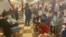 Miembros de organizaciones humanitarias reciben a migrantes trasladados de Texas a Washington DC en la zona de cafetería de Union Station, la mayoría provienen de Venezuela y Nicaragua y han sido aceptados para presentar peticiones de asilo. (Foto Divalizeth Murillo / VOA)