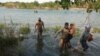Agentes del INM ponen a salvo en territorio mexicano a una madre cubana y su hijo que intentaban cruzar el R[io Bravo en medio de las fuertes corrientes. (Foto: INM)