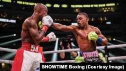Errol Spence Jr golpea a Yordenis Ugás el sábado 16 de abril en Arlington, Texas. (Imagen de Twitter de Showtime Boxing).
