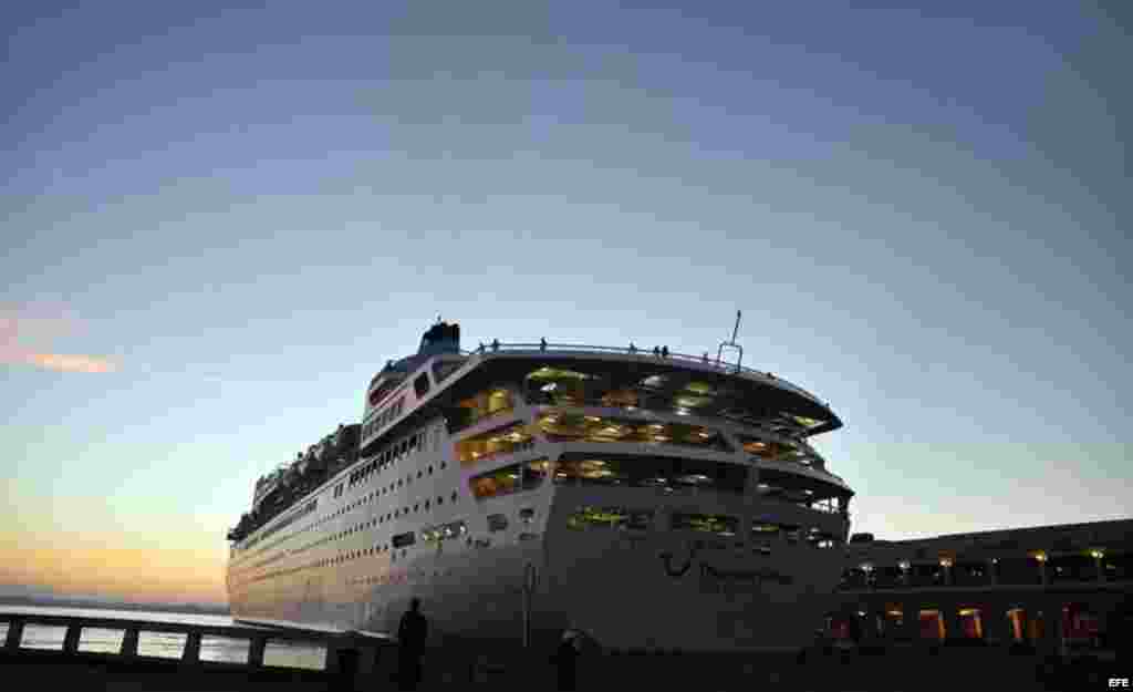 Un hombre observa la maniobra de atraque de un crucero en la bahía de La Habana (Cuba), este viernes, 20 de enero de 2017, día en que Donald Trump asume la presidencia de Estados Unidos.  