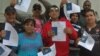 Grupo de cubanos que arribaron a Uruguay en 2018 muestran autorizaciones para trabajar legalmente en ese país. (Archivo)