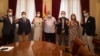 Activista, Carlos Payá, (4to de izq. a der.) del MCL reunido con representantes del PP.