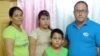 Ramón Rigal y Adya Expósito, junto a sus dos hijos.