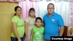 Ramón Rigal y ayda Expósito junto a sus dos hijos.