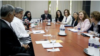 Rena Bitter, 1ra a la derecha, pidió la libertad de los presos políticos cubanos.