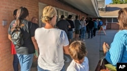 Residentes de Arizona en las elecciones del 8 de noviembre de 2022.