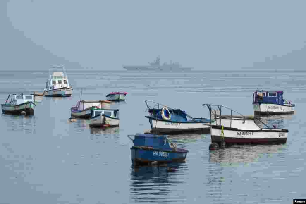 Las pequeñas embarcaciones en el litoral habanero comparte la entrada a la Bahía con la fragata Admiral Gorshkov. REUTERS/Alexandre Meneghini