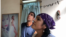 La pareja contempla el techo de su apartamento en La Habana Vieja y denuncia que teme morir con sus hijas por un derrumbe (Foto: Cortesía Elizabeth Valdés).