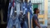 Vista de un negocio privado de venta de ropa importada antes de que los prohibieran en Cuba. (Archivo)