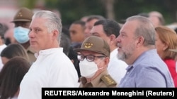 Miguel Díaz-Canel, Raúl Castro y el primer ministro Manuel Marrero, en un acto político el 26 de julio de 2022 en Cienfuegos. REUTERS/Alexandre Meneghini