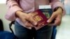 Mariana Elías muestra sus pasaportes español y venezolano en el aeropuerto Simón Bolívar, Venezuela, antes de emigrar a España. (REUTERS/Ana Maria Arevalo Gosen)