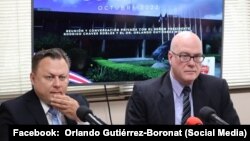 El diputado de Costa Rica, Dragos Dolanescu (a la izquierda), y el coordinador de la Asamblea de la Resistencia Cubana, Dr. Orlando Gutiérrez-Boronat (a la derecha), el 5 de octubre de 2022 en San José.