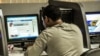 Un cubano chequea Facebook en un cibercafé en La Habana. (Foto AFP/Archivo)