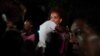Hay una participación importante de mujeres en las protestas en Cuba, reconoce Amnistía Internacional. En la foto, una madre con su hijo en brazos se manifiesta frente a la sede del Partido Comunista en La Habana, el 29 de septiembre de 2022. (REUTERS/Alexandre Meneghini)