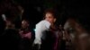 Una madre con su hijo en brazos protesta frente a la sede del Partido Comunista en La Habana, el 29 de septiembre de 2022. (REUTERS/Alexandre Meneghini)
