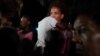 Una madre con su hijo en brazos protesta frente a la sede del Partido Comunista en La Habana, el 29 de septiembre de 2022. (REUTERS/Alexandre Meneghini)